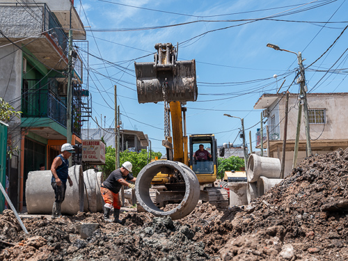 Colocación de desagues pluviales en el barrio 17 de Noviembre