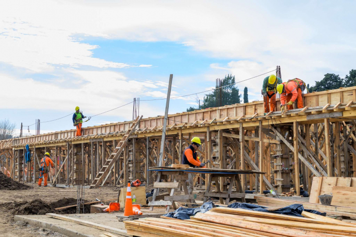 Avanzan las obras de dos nuevas escuelas en el barrio La Carolina