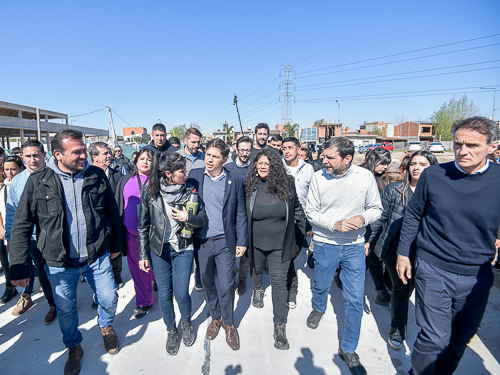 El goberndor junto a las autoridades recorriendo la obra de centro de salud