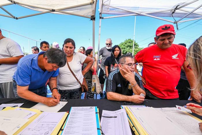 Unas 125 familias del barrio 17 de Marzo firmaron las escrituras de sus viviendas