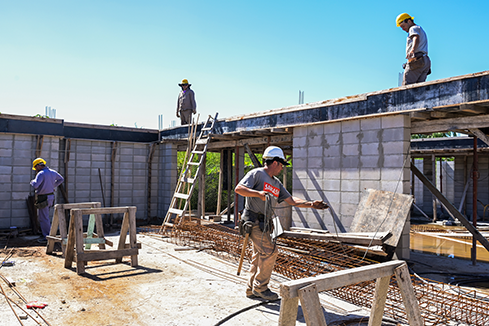 Continúa la construcción de un centro comunitario en la Isla Maciel