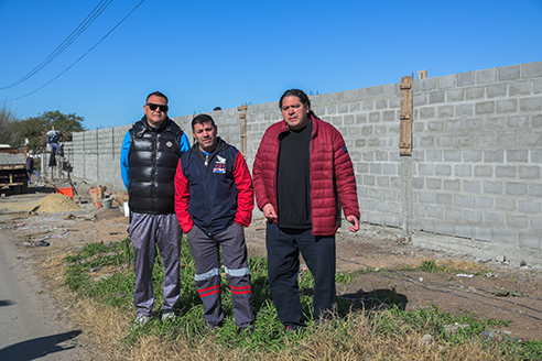 Trabajadores de las cooperativas que estan realizando la obra en Claypole