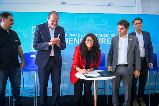 Barrios, Kicillof y Susbielles firmaron contratos para nuevas obras en barrios populares del distrito