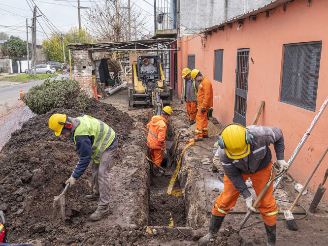 OPISU se encuentra trabajando en la colocación de caños de distribución para la red cloacal y red de agua potable para Villa Ita