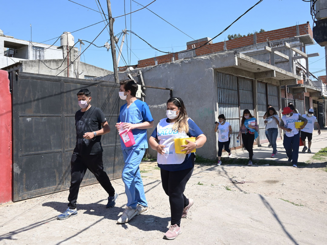 Operativo de vacunación en el barrio La Cava de San Isidro