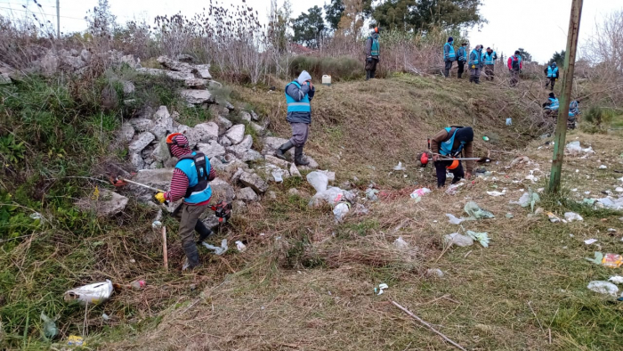 Trabajos de limpieza en canales afluentes del Arroyo en Villa Elvira en La Plata