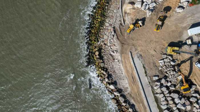 Avanzan las obras de la defensa costera en Pehuen Co Avanzan las obras de la defensa costera en Pehuen Co