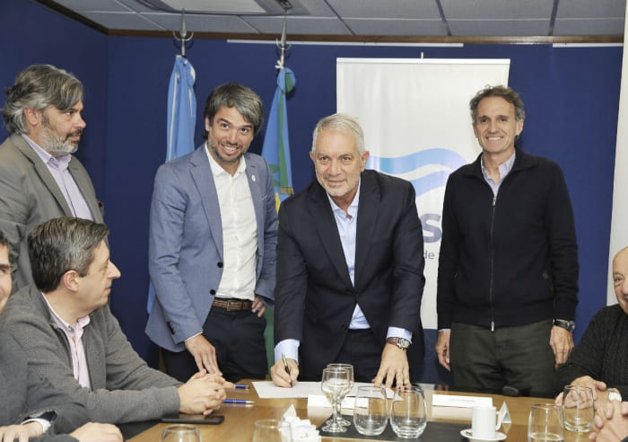Katopodis firmó convenios de obras de agua potable y saneamiento