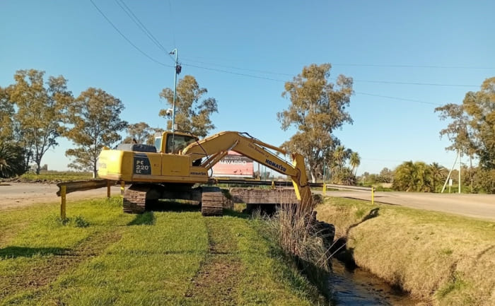 La Provincia ejecuta trabajos de limpieza en el Canal de Desagües Sur de Navarro