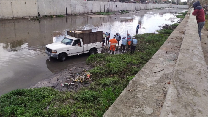 Operativo de limpieza en el arroyo El Gato 