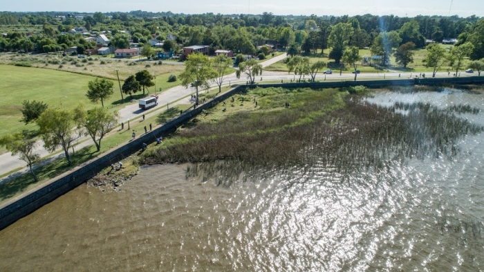 Limpieza en la costanera de Laguna Chascomús