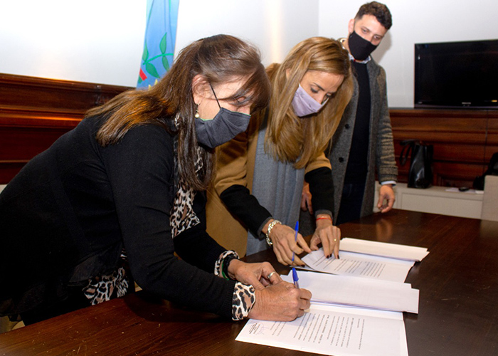 Teresa García junto a Victoria Tolosa Paz y Patricio Zalabardo.