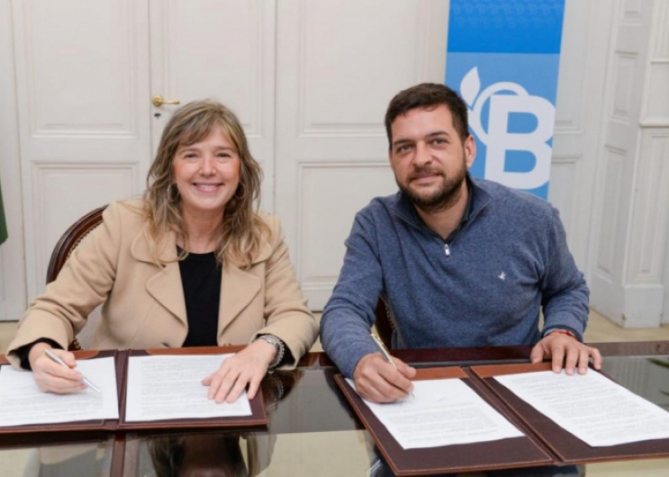 La ministra de Gobierno, Cristina Álvarez Rodríguez, y el intendente Juan Fabiani firman el convenio