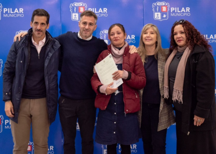 Alvarez Rodríguez y Achával entregaron actas de nacimiento en Pilar