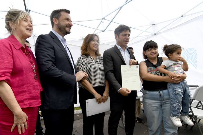 VECINOS Y VECINAS DE ESCOBAR RECIBIERON SUS ACTAS DE INSCRIPCIÓN TARDÍA