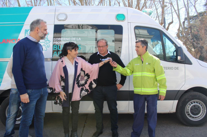 La Provincia entregó hoy una ambulancia y 30 computadoras