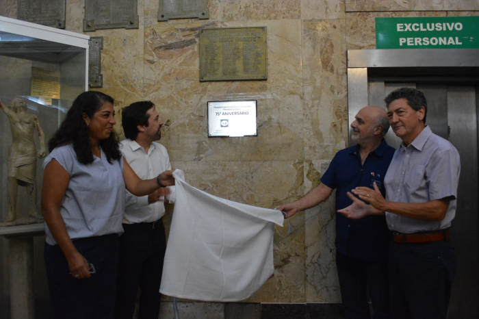 Descubrimiento de la placa por el 75 aniversario del hospital.