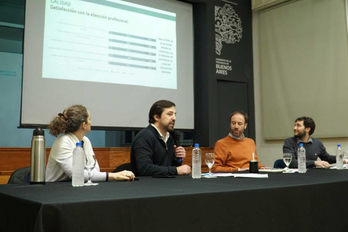 Los ministros en la presentanción de la encuesta.