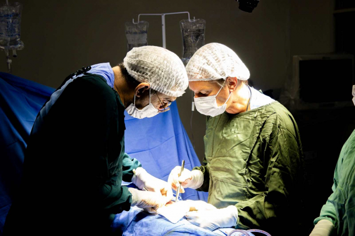 Los neurocirujanos durante la intervención quirúrgica.