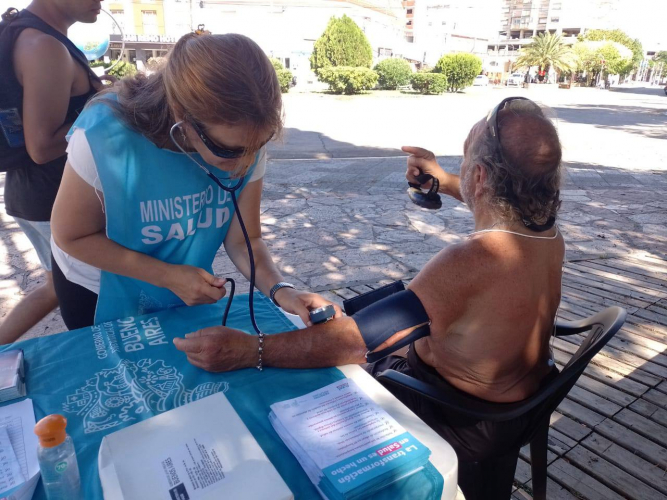 Frente a la ola de calor, se recuerda la importancia de tomar agua con frecuencia