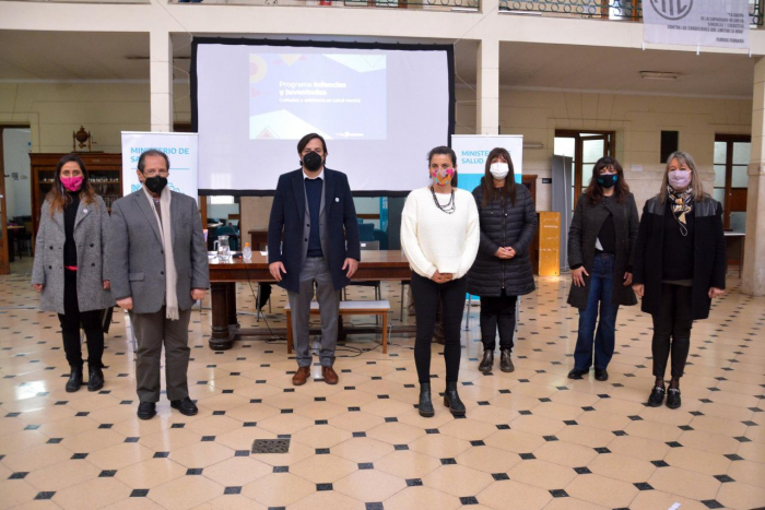 El viceministro y el equipo del ministerio en la presentación del programa.