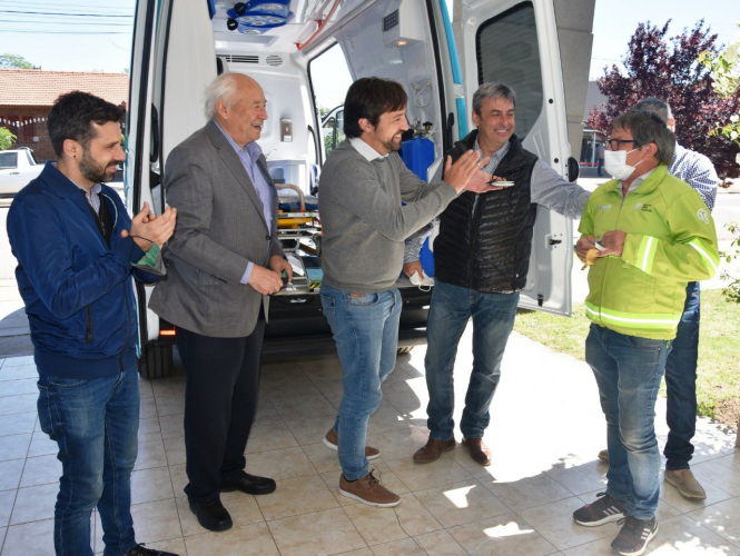 El ministro Kreplak entrega una ambulancia en Tres Lomas.