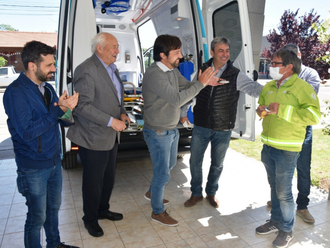 El ministro Kreplak entrega una ambulancia en Tres Lomas.