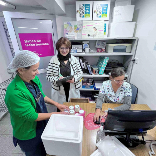 El equipo del Banco recibe donaciones de leche. El equipo del Banco recibe donaciones de leche.