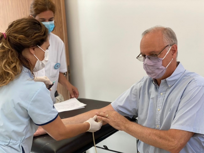 El ministro Gollan durante la extracción de sangre para el estudio