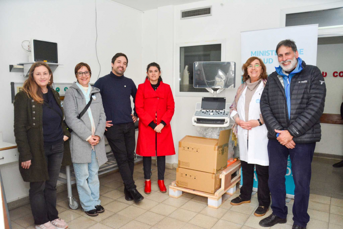 El ministro y autoridades con el ecocardiógrafo.