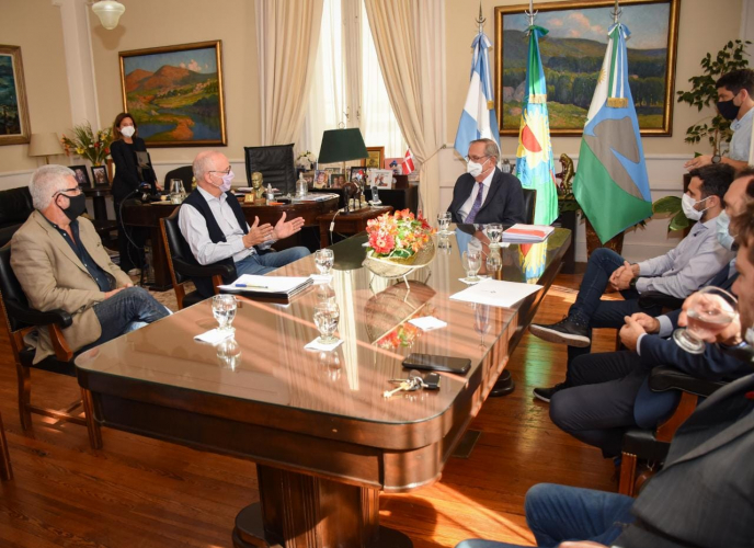 El ministro y el jefe de Gabinete durante la reunión en la municipalidad.