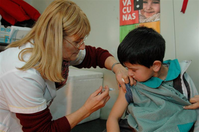 Niños y niñas de 12 meses a 4 años deben tener una dosis de vacuna triple viral.