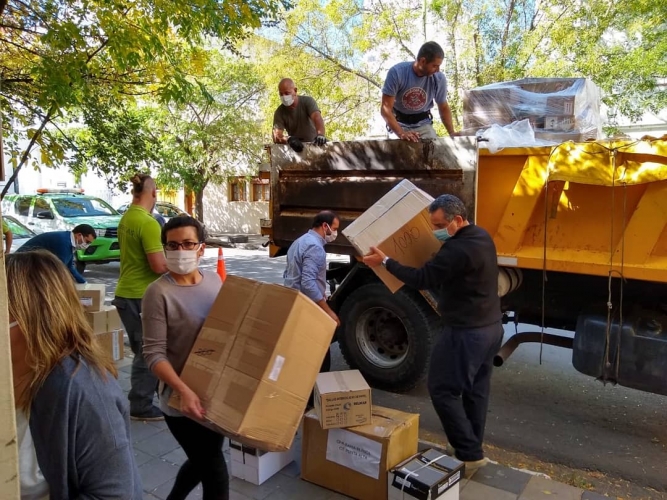 La Provincia entregó insumos de protección para garantizar la atención en los centros de salud municipales frente al COVID-19