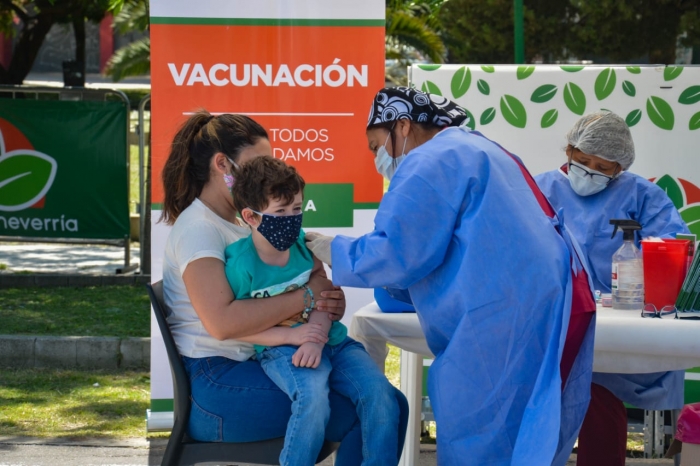 Además, González García entregó 55 notebooks a agentes sanitarios.