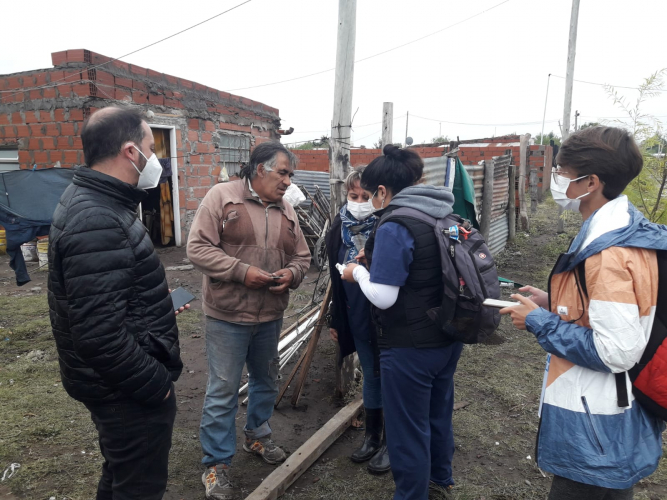 Equipos sanitarios asisten barrios afectados por el temporal en Bahía Blanca