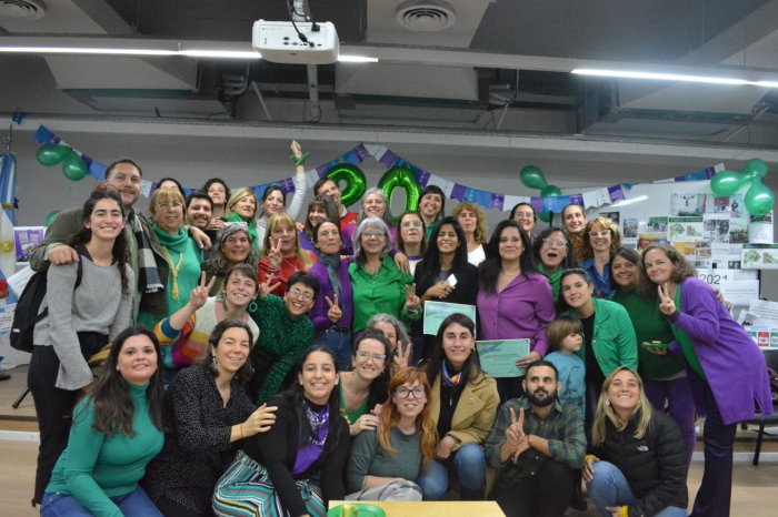 Una de las políticas públicas más emblemáticas fue la sanción de ley 27.610 en el año 2020 que regula el derecho al aborto volun