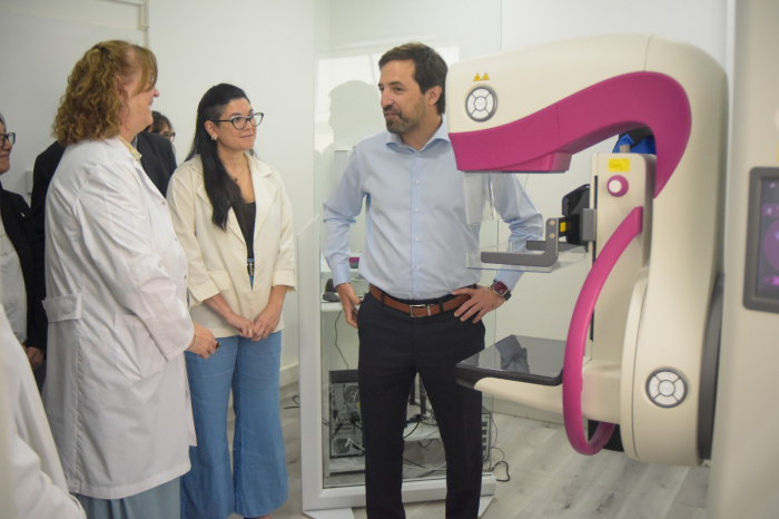 Kreplak inauguró un mamógrafo en el hospital “Rossi” Kreplak inauguró un mamógrafo en el hospital “Rossi”