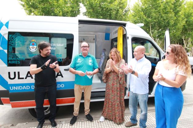 Kreplak entregó una ambulancia en los municipios de Pila y Castelli