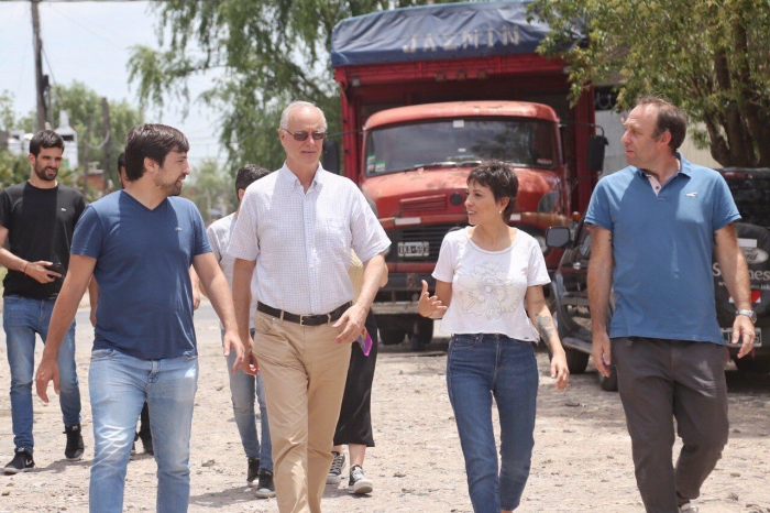 Recorrida por el barrio quilmeño de Solano junto a la intendente Mayra Mendoza.