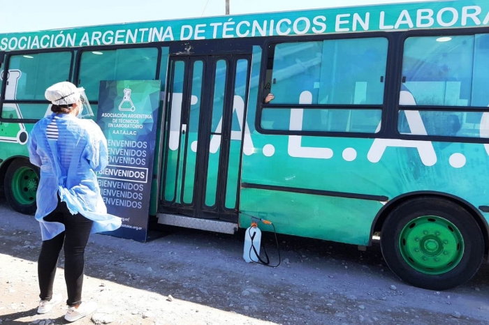 La Provincia montó un laboratorio móvil que diagnostica COVID-19 por PCR en sólo dos horas