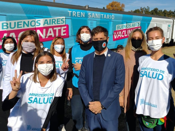 El gobernador y el equipo de Salud junto al tren.