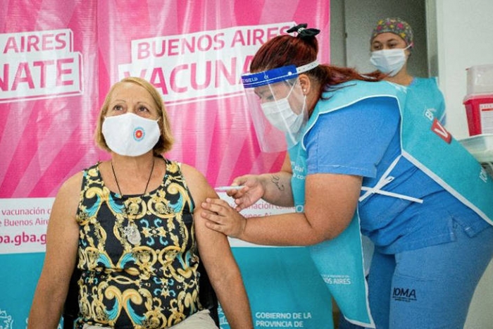 Se estudió a personas de 60 a 79 años con una dosis de AZ.