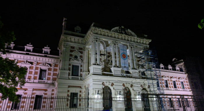 Iluminan de color rosa la Casa de Gobierno