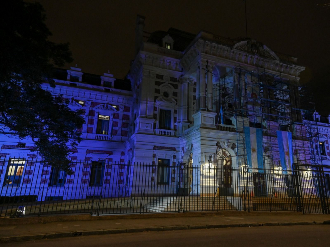 Iluminan de celeste la Casa de Gobierno