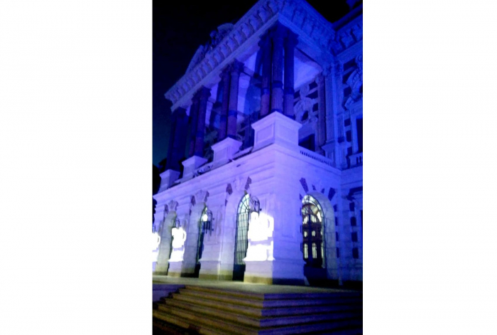 Iluminan de azul la Casa de Gobierno