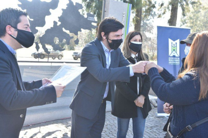 Thea entregó títulos a familias de José C. Paz, Malvinas Argentinas y San Miguel