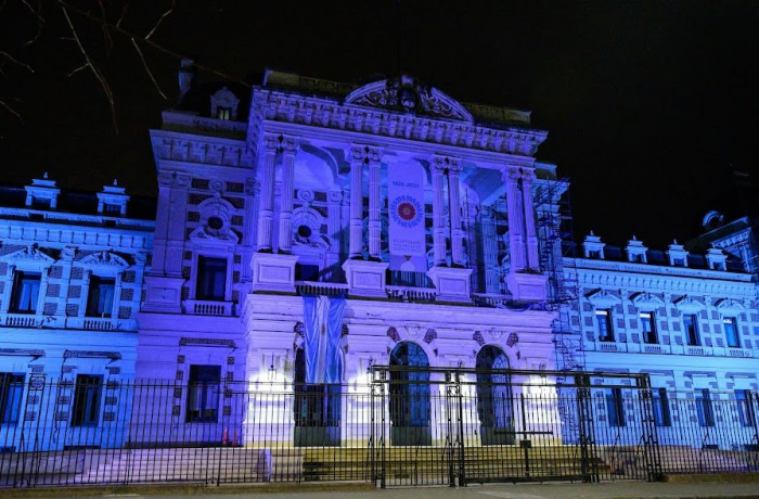 Iluminan de celeste y blanco la Casa de Gobierno bonaerense