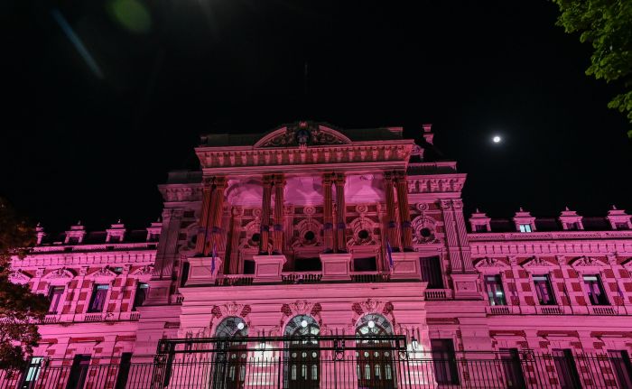 Iluminan de rosa la Casa de Gobierno