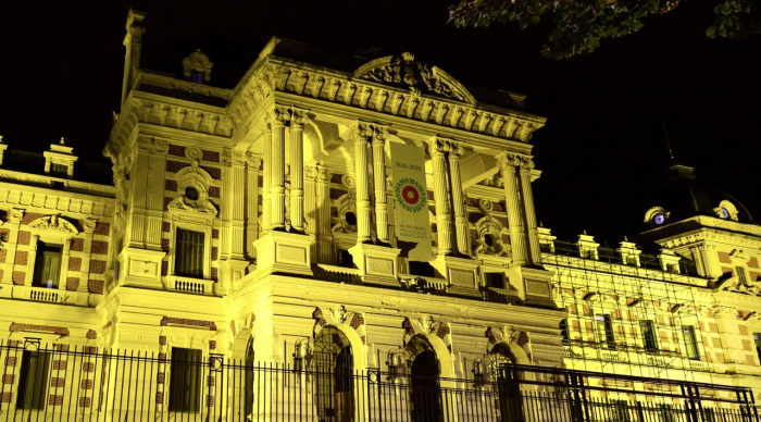 Iluminan la Casa de Gobierno de color amarillo