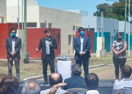 El gobernador Axel Kicillof entregó viviendas en el partido de Daireaux. 
